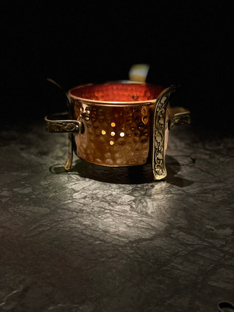 Kobber stativ for å holde maten varm