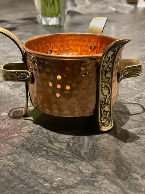 Kobber stativ for å holde maten varm